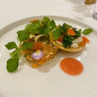 試食でいただいた前菜です。
サーモンのタルタル。
