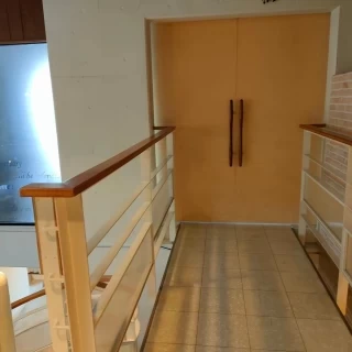 階段上がってチャペルの扉前