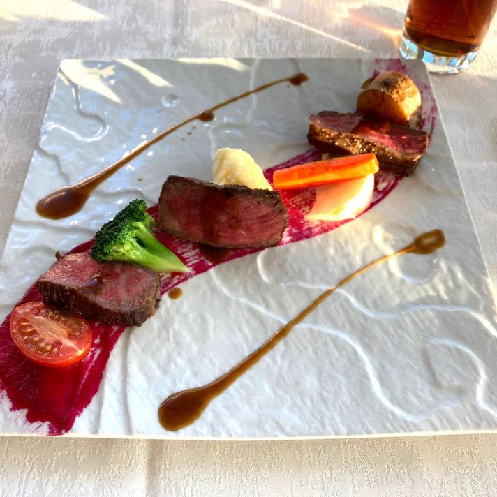 地元の野菜を使用したメイン料理。