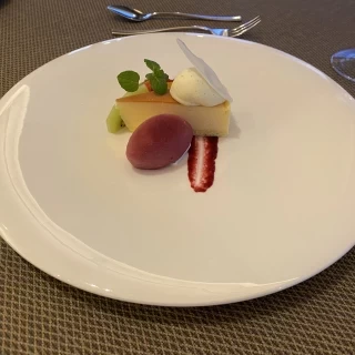 デザートのチーズケーキとシャーベット。