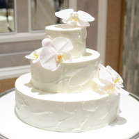 ウェディングケーキです
生花の胡蝶蘭を飾りました