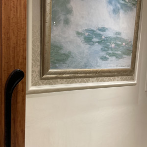 披露宴会場の入り口にある絵画|689396さんのロザンジュイア広尾迎賓館（LOSANGEIA）の写真(2022460)