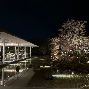 夜に外から見た披露宴会場とお庭|689454さんの京都 北山モノリス（KYOTO KITAYAMA MONOLITH）の写真(2114589)