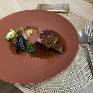 フォアグラがのったステーキ
