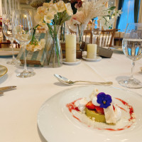 テーブル装花とピスタチオのムース