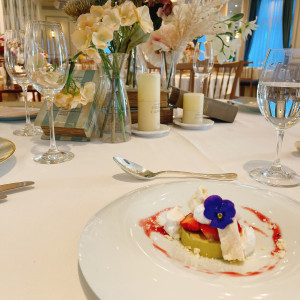 テーブル装花とピスタチオのムース|689468さんのアニバーサリーアン 恵比寿の写真(2023577)