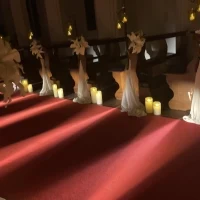 暗い演出の際には足元のキャンドルランプの灯りが目立つ