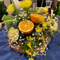 テーブルの装花には、新郎が好きな柑橘を飾ってもらいました