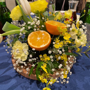 テーブルの装花には、新郎が好きな柑橘を飾ってもらいました|689533さんのSADOYA Chateau de Provence（サドヤ シャトー ド プロヴァンス）の写真(2066287)