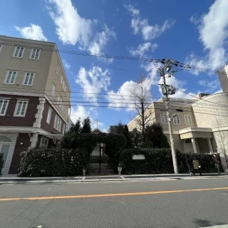式場を向かいの道からみた図