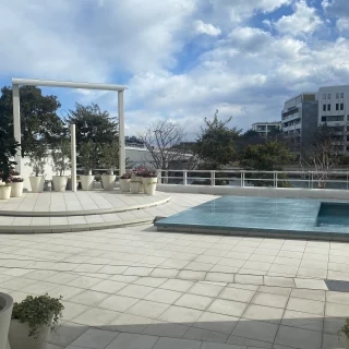 一階の挙式会場の横にあるガーデン、フラワーシャワーも可能