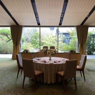 大きい窓がある披露宴会場
