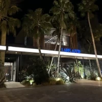 夜の外観