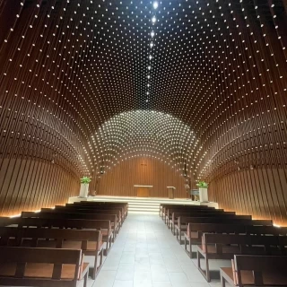 とても高い天井のチャペルでした！