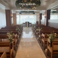 室内のチャペル。当日の天候で室内か室外選べるそう。