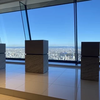 チャペルの奥には青空と名古屋の街並み