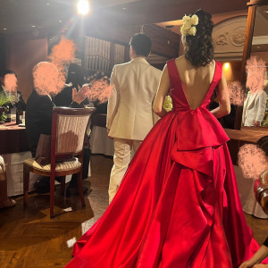 赤いカラードレスの後ろ姿|689828さんのST.MARGARET WEDDING（セント・マーガレット ウエディング）の写真(2033181)