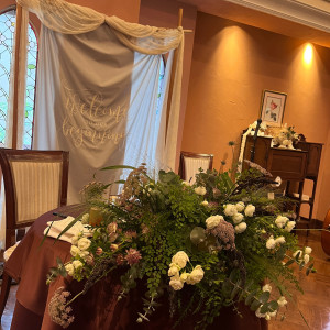 披露宴会場のメインテーブル装花|689828さんのST.MARGARET WEDDING（セント・マーガレット ウエディング）の写真(2033201)