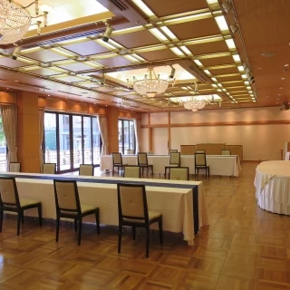 若竹。庭のグリーンも見える和モダンな会場
