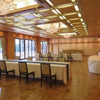 若竹。庭のグリーンも見える和モダンな会場