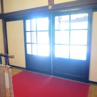 明治記念館。本館玄関の車寄せの扉