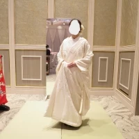試着。髪飾りもつけてくれました