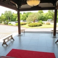 明治記念館。車寄せ玄関の赤い絨毯は、当日のフォトスポット