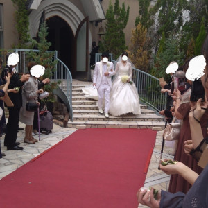 チャペルから出てゲストに迎えられるシーン|689831さんのST.MARGARET WEDDING（セント・マーガレット ウエディング）の写真(2033933)