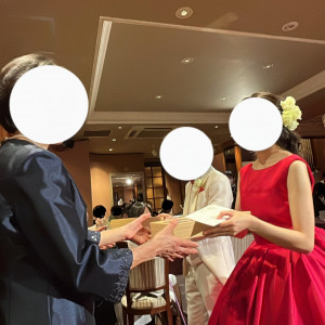 親へプレゼントを渡すシーン|689831さんのST.MARGARET WEDDING（セント・マーガレット ウエディング）の写真(2033991)