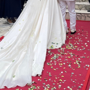 赤い絨毯に白やグリーンのフラワシャワーが映えました|689831さんのST.MARGARET WEDDING（セント・マーガレット ウエディング）の写真(2033934)