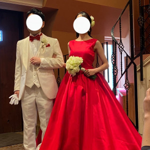 お色直し。新郎もカラードレスに合わせ、赤い蝶ネクタイ&チーフ|689831さんのST.MARGARET WEDDING（セント・マーガレット ウエディング）の写真(2037709)