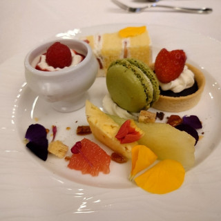 ウェディングケーキと季節フルーツ盛り合わせ