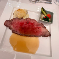 外国産牛サーロインのローストジュドブフソース
春野菜添え