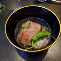 胡麻豆腐の上にお肉が乗った一品