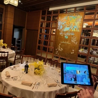 金屏風のような壁のある披露宴会場