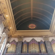 セントローズカテドラル大聖堂のパイプオルガン。天井が高い