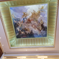 階段をのぼった天井にある絵画。美術館に来たような雰囲気