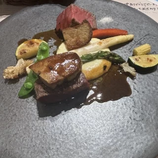 良くあるステーキとフォアグラ