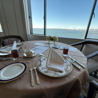 テーブルセットの雰囲気と部屋から見える海
