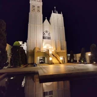 夜の大聖堂の外観です。水面に写る大聖堂も綺麗に見えます。