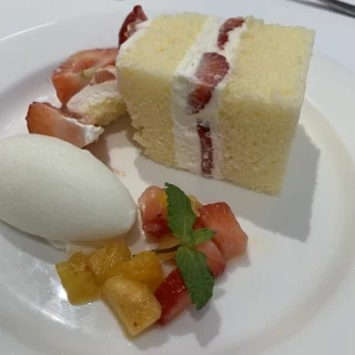 コース料理のスイーツとウエディングケーキ