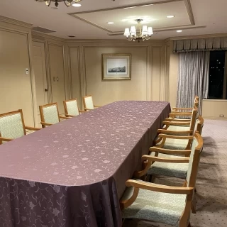 少人数の会食会場。見えていないがソファ等寛げるスペースもある