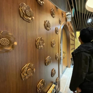 神殿の壁の椿