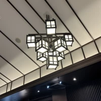 会場2の照明は和モダンでこだわりがあるとか