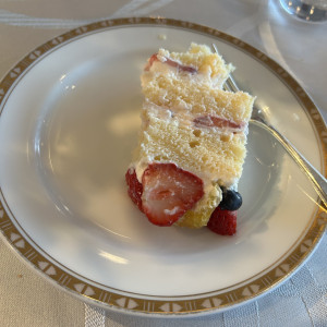切り分け後のウェディングケーキは自分で取りに行くスタイル|690316さんのホテルオークラ新潟の写真(2029837)