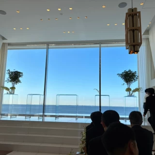 ガラス張りで、空と海が一望できます。