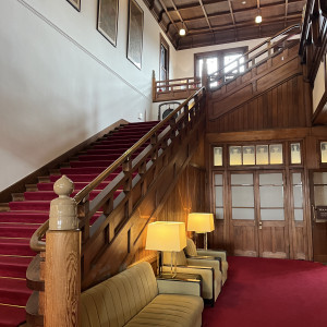 赤絨毯のロビー階段。ここで写真を撮るのに憧れる！|690386さんの奈良ホテルの写真(2037602)