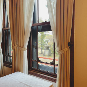 旧館の部屋。窓から自然光が入り緑も見えます。|690386さんの奈良ホテルの写真(2037598)