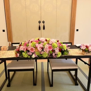 披露宴会場の装花写真です。