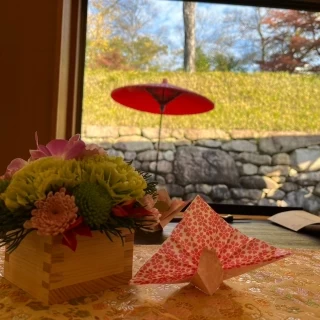 披露宴会場の参列者の席の装花です。